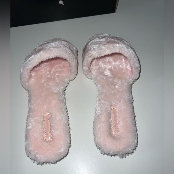Pink fuzzy house slippers size 7 women’s - Picture 5 of 5